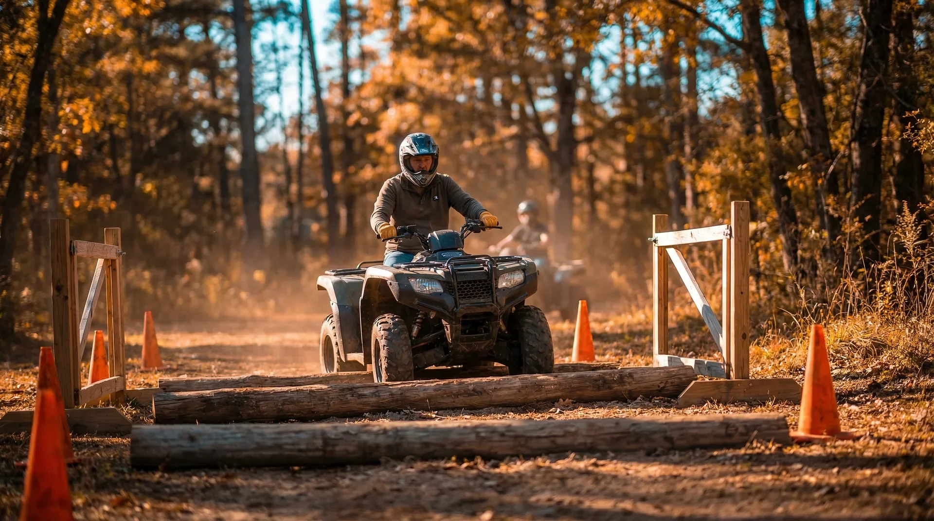 Cyklist tränar på hindersbana med koner och stockar i skogsmiljö