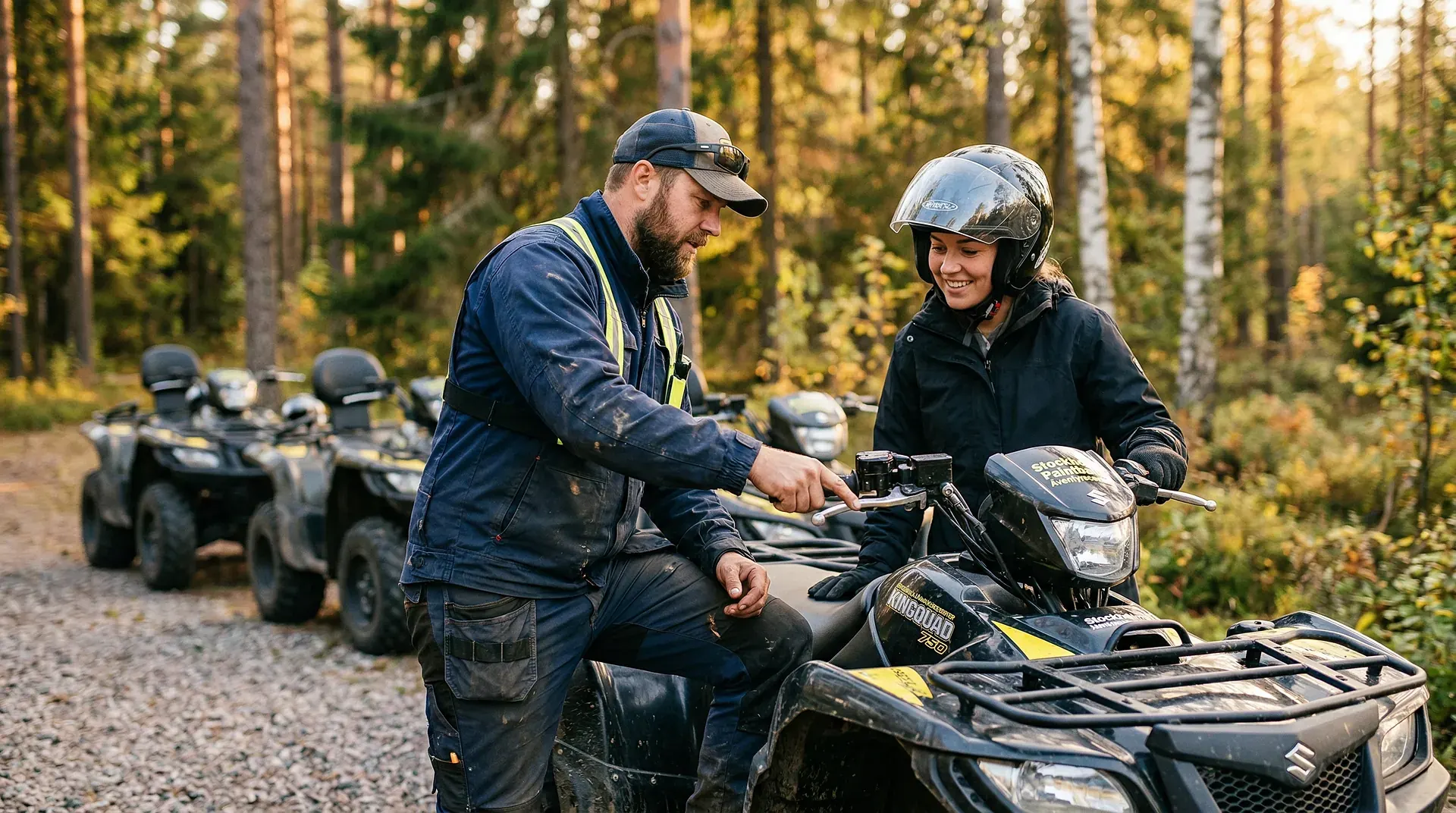 Man instruerar kvinna på ATV i skogen med fler fordon i bakgrunden.